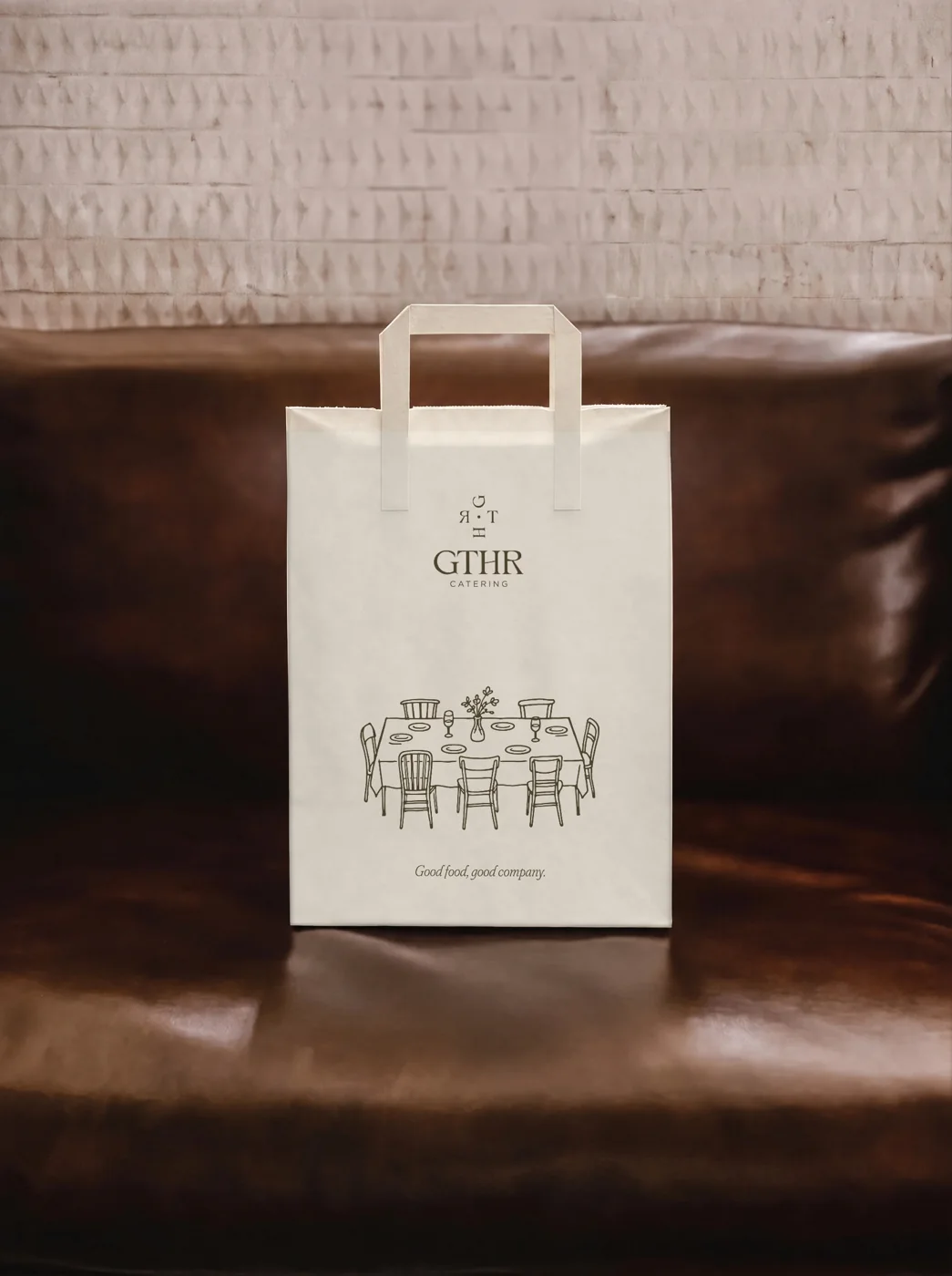 Linen carry bag with the long-table drawing on a leather banquette